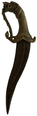 Lot 57 - A LATE 17TH CENTURY INDIAN YALI HILTED KHANJAR OR DAGGER