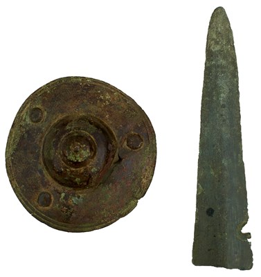 Lot 833 - A SMALL COLLECTION OF ARCHAEOLOGICAL FINDS