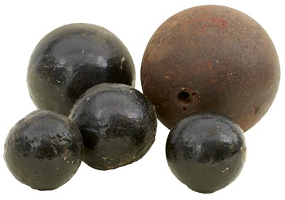 Lot 102 - A COLLECTION OF FOURTEEN VARIOUS CANNON BALLS