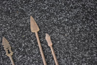 Lot 98 - A SET OF FIVE ASSORTED SIKH ALL STEEL ARROWS