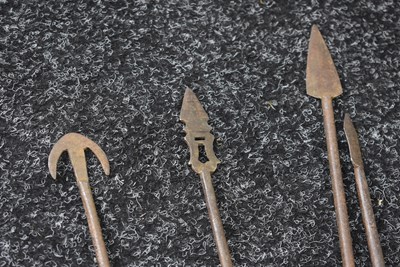 Lot 98 - A SET OF FIVE ASSORTED SIKH ALL STEEL ARROWS