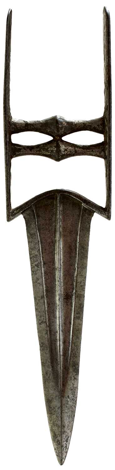 Lot 59 - A LATE 18TH CENTURY INDIAN KATAR OR DAGGER