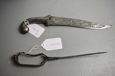 Lot 70 - A 19TH CENTURY INDIAN KHANJAR OR DAGGER