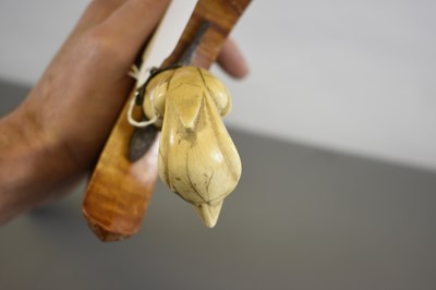 Lot 90 - A 19TH CENTURY GOLD MOUNTED MALAYAN KRIS