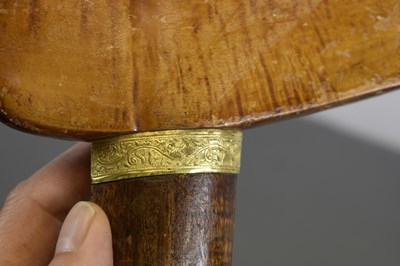 Lot 90 - A 19TH CENTURY GOLD MOUNTED MALAYAN KRIS