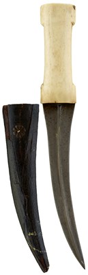 Lot 96 - A 19TH CENTURY PERSIAN KHANJAR OR JAMBIYA