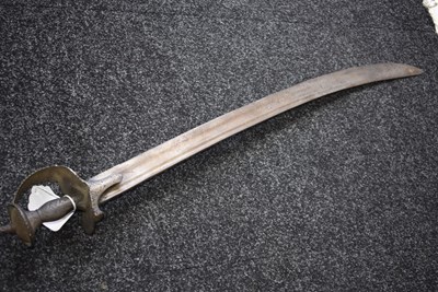 Lot 48 - AN 18TH CENTURY SOUTHERN INDIAN OR DECCAN SWORD