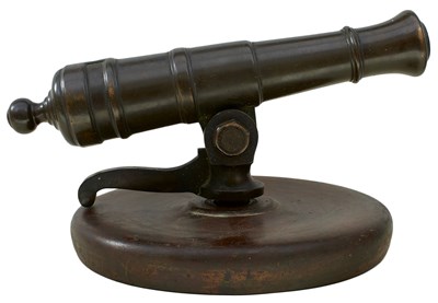 Lot 376 - A 19TH CENTURY BRONZE SWIVEL DECK CANNON