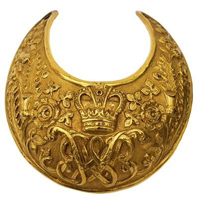 Lot 458 - AN ORNATE GILT GEORGIAN OFFICER'S GORGET