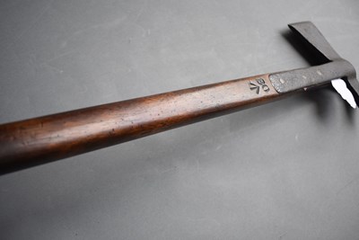 Lot 574 - GREAT BRITAIN - A LARGE 19TH CENTURY NAVAL BOARDING OR RIGGING AXE