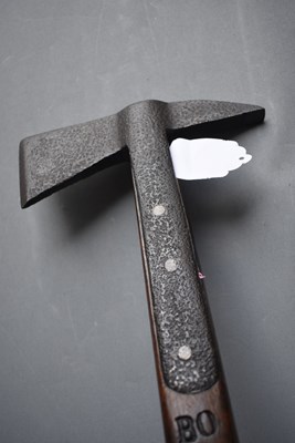 Lot 574 - GREAT BRITAIN - A LARGE 19TH CENTURY NAVAL BOARDING OR RIGGING AXE