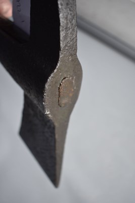 Lot 574 - GREAT BRITAIN - A LARGE 19TH CENTURY NAVAL BOARDING OR RIGGING AXE