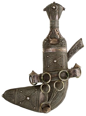 Lot 278 - A LATE 19TH OR EARLY 20TH CENTURY OMANI JAMBIYA
