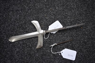 Lot 39 - A JAPANESE GYUKAKU JUMONJI YARI HEAD