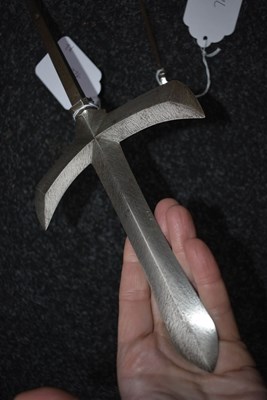 Lot 39 - A JAPANESE GYUKAKU JUMONJI YARI HEAD