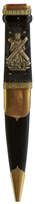 Lot 404 - A VICTORIAN QUEEN’S OWN CAMERON HIGHLANDERS OFFICER’S REGIMENTAL SGIAN DUBH