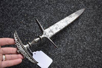 Lot 73 - AN 18TH CENTURY INDIAN CHILANUM OR DAGGER