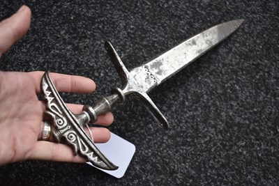 Lot 73 - AN 18TH CENTURY INDIAN CHILANUM OR DAGGER