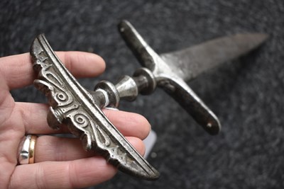 Lot 73 - AN 18TH CENTURY INDIAN CHILANUM OR DAGGER