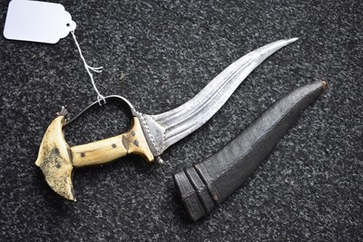 Lot 71 - A LATE 18TH CENTURY INDIAN KHANJARLI OR DAGGER