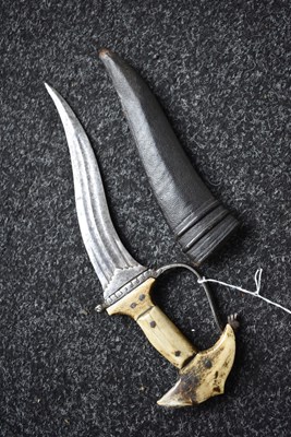 Lot 71 - A LATE 18TH CENTURY INDIAN KHANJARLI OR DAGGER