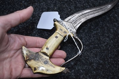 Lot 71 - A LATE 18TH CENTURY INDIAN KHANJARLI OR DAGGER
