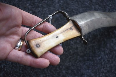 Lot 69 - A 19TH CENTURY INDIAN KHANJAR OR DAGGER