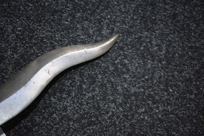 Lot 69 - A 19TH CENTURY INDIAN KHANJAR OR DAGGER