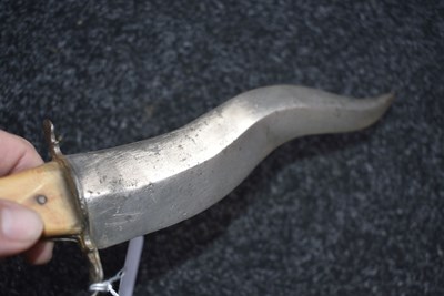 Lot 69 - A 19TH CENTURY INDIAN KHANJAR OR DAGGER