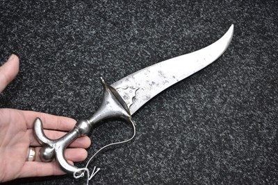 Lot 72 - A LATE 18TH OR EARLY 19TH CENTURY INDIAN CHILANUM OR DAGGER