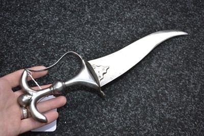 Lot 72 - A LATE 18TH OR EARLY 19TH CENTURY INDIAN CHILANUM OR DAGGER