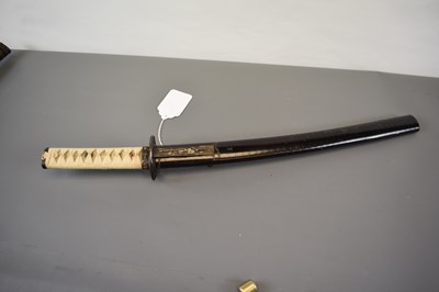 Lot 9 - A WAKIZASHI