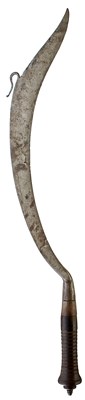Lot 527 - A 19TH CENTURY MALAYAN PARANG JENCOK OR CURVED SHORT SWORD