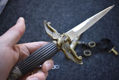 Lot 82 - A HUNGARIAN AIRFORCE OFFICER'S DAGGER