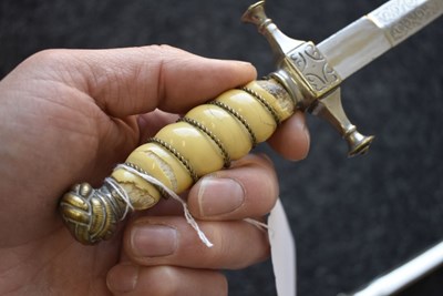 Lot 88 - A YUGOSLAVIAN GOVERNMENT OR POLICE OFFICIAL'S DAGGER