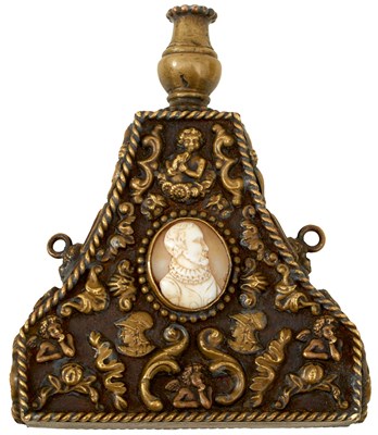 Lot 272 - A FINE ITALIAN POWDER HOLDER