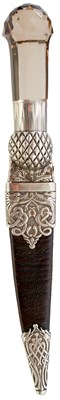 Lot 297 - AN EXHIBITION QUALITY SCOTTISH SILVER MOUNTED SGIAN DUBH
