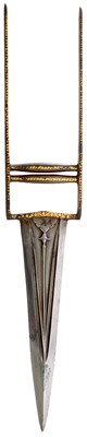 Lot 69 - A GOOD LATE 18TH CENTURY MUGHAL INDIAN WOOTZ HILTED AND BLADED KATAR OR DAGGER