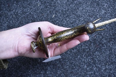 Lot 62 - A FINE 19TH CENTURY GOLD DECORATED INDIAN TULWAR