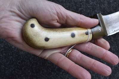 Lot 40 - A 19TH CENTURY IND0-PERSIAN PESHKABZ OR DAGGER