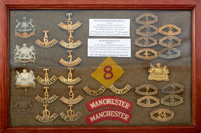Lot 649 - OF FIRST WAR MANCHESTER PALS AND TERRITORIALS INETERSEST: A GOOD GROUP OF SHOULDER TITLES AND CAP BADGES
