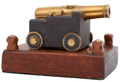 Lot 656 - A SMALL DESK MODEL OF A LATE 18TH CENTURY NAVAL CANNON