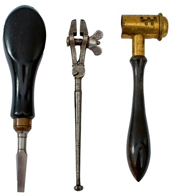 Lot 490 - A SMALL COLLECTION OF GUN ACCESSORIES