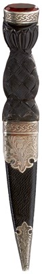 Lot 257 - A SCOTTISH SILVER MOUNTED SGIAN DUBH