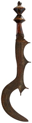 Lot 630 - A LATE 19TH CENTURY CONGOLESE AZANDE TRIBE CEREMONIAL KNIFE OR SWORD