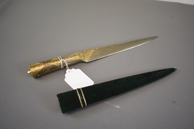 Lot 77 - A 20TH CENTURY GOLD KOFTGARI DOUBLE DAGGER