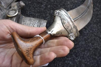 Lot 72 - A MIDDLE EASTERN JAMBIYA OR DAGGER