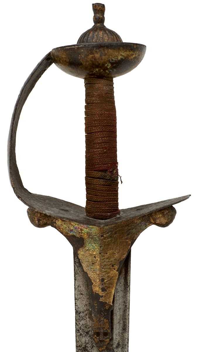 Lot 52 - A LATE 18TH CENTURY MUGHAL INDIAN KHANDA OR STRAIGHT SWORD WITH CHHATRI OR UMBRELLA MARK