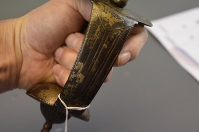 Lot 52 - A LATE 18TH CENTURY MUGHAL INDIAN KHANDA OR STRAIGHT SWORD WITH CHHATRI OR UMBRELLA MARK