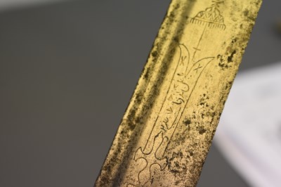 Lot 52 - A LATE 18TH CENTURY MUGHAL INDIAN KHANDA OR STRAIGHT SWORD WITH CHHATRI OR UMBRELLA MARK